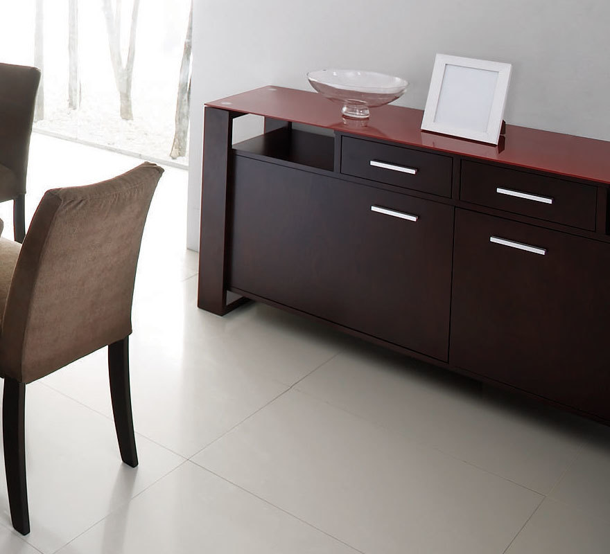 Buffet bas contemporain en ch&ecirc;ne massif weng&eacute; et verre tremp&eacute; rouge Layton