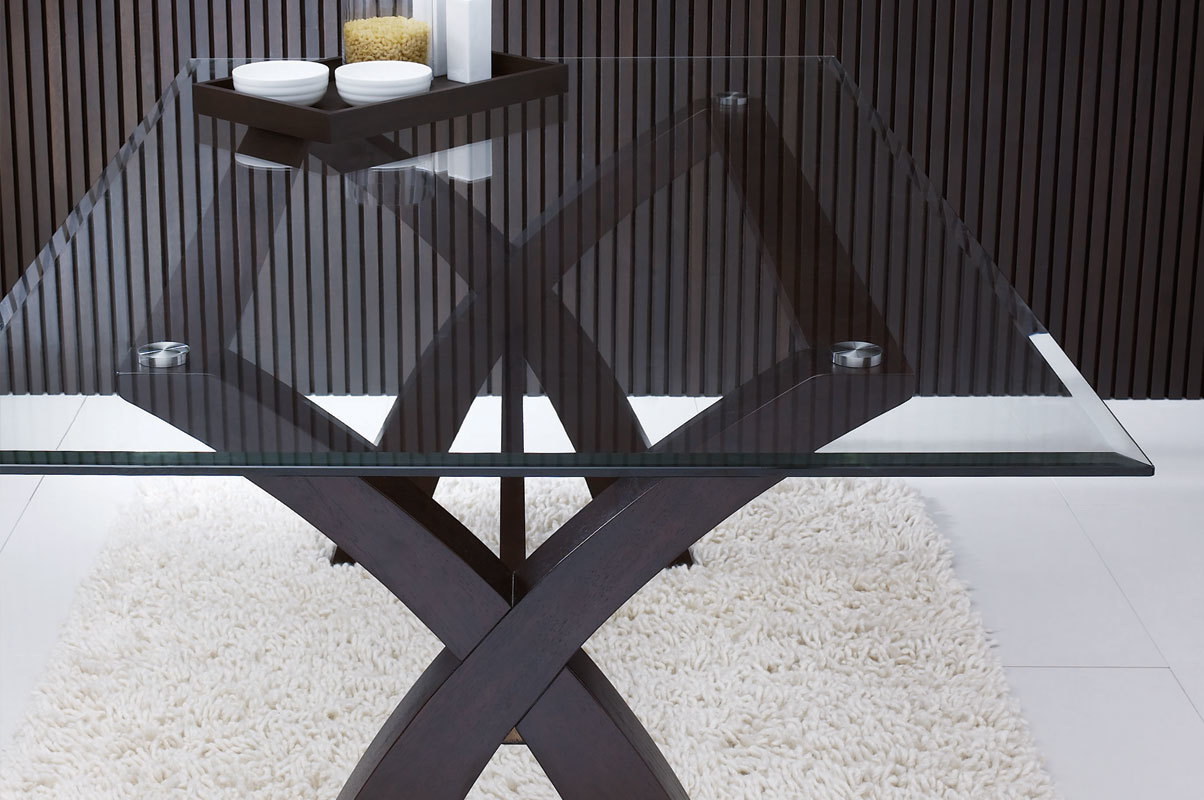 La table NICOLAS en ch&ecirc;ne et plateau Verre coloris wenge