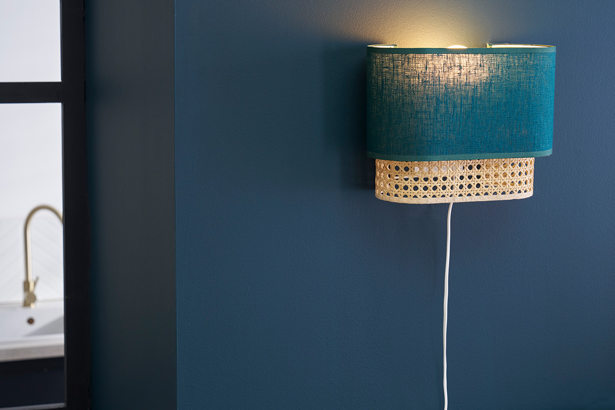 Applique murale en tissu bleu canard et cannage rotin naturel H20 cm TIWY