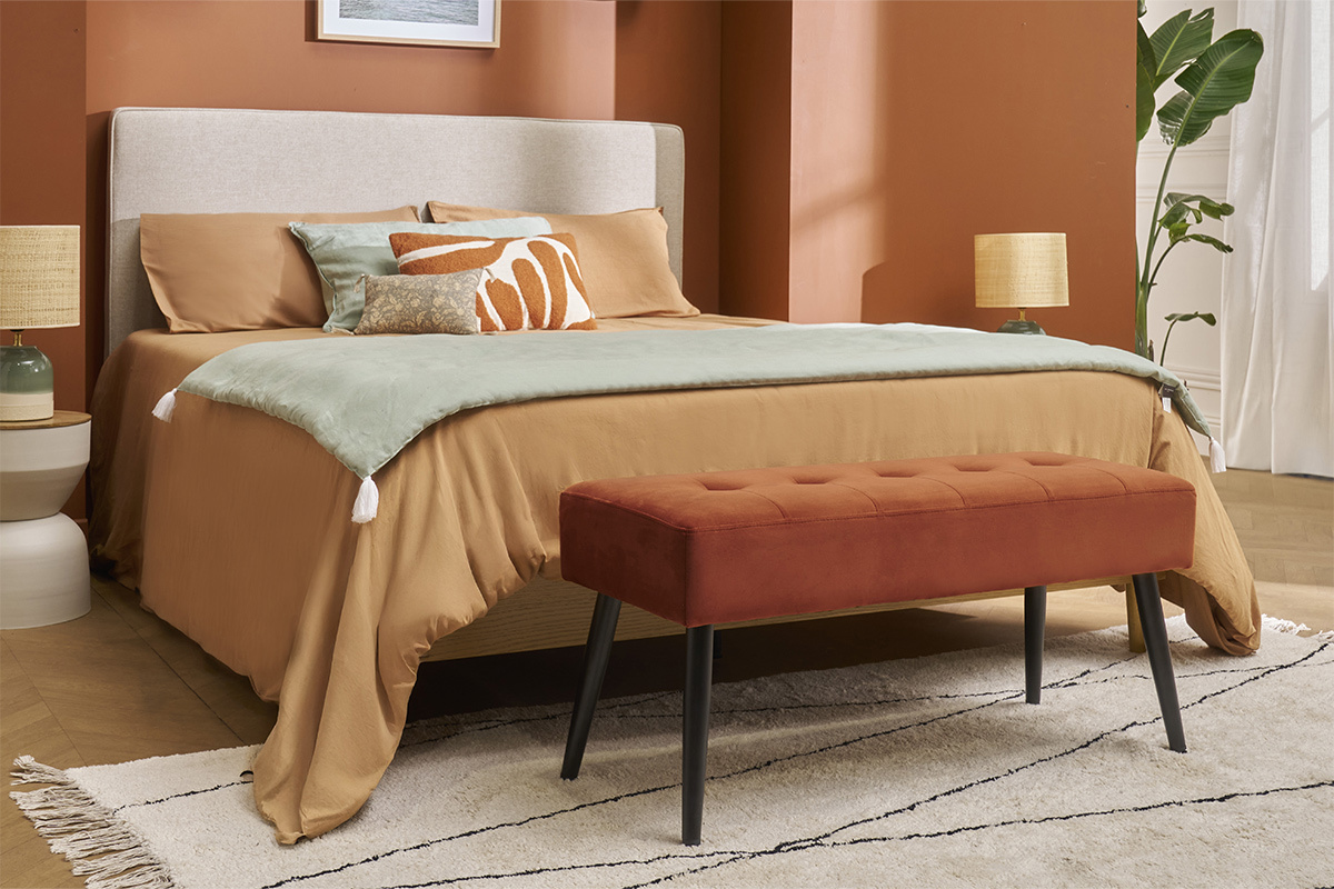 Banc design capitonn en velours terre brle et mtal noir L95 cm GUESTA