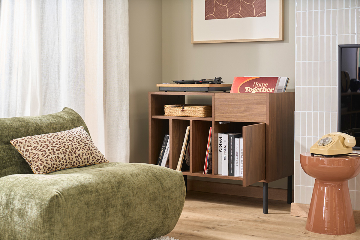 Buffet de rangement vinyles en bois fonc� finiton noyer et m�tal noir L90 cm KANE