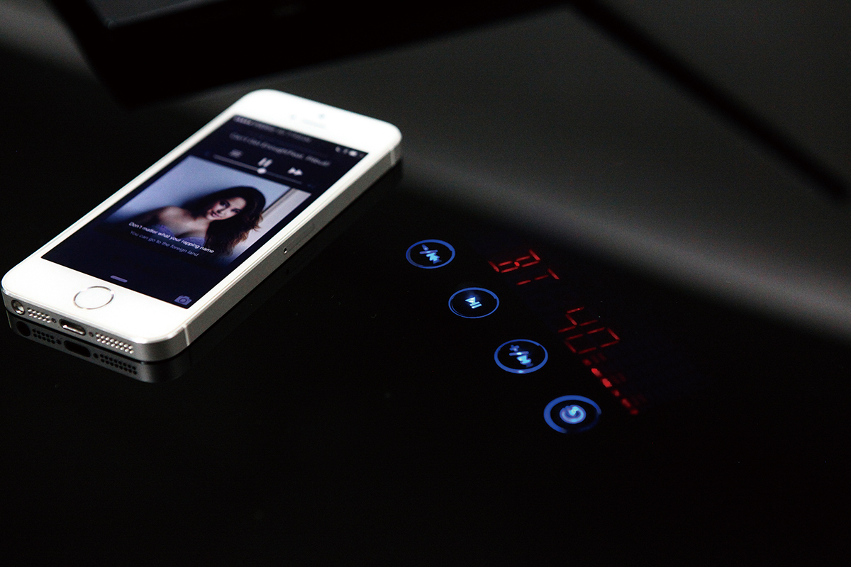 Bureau connect� multim�dia en verre noir et m�tal blanc CLEVER