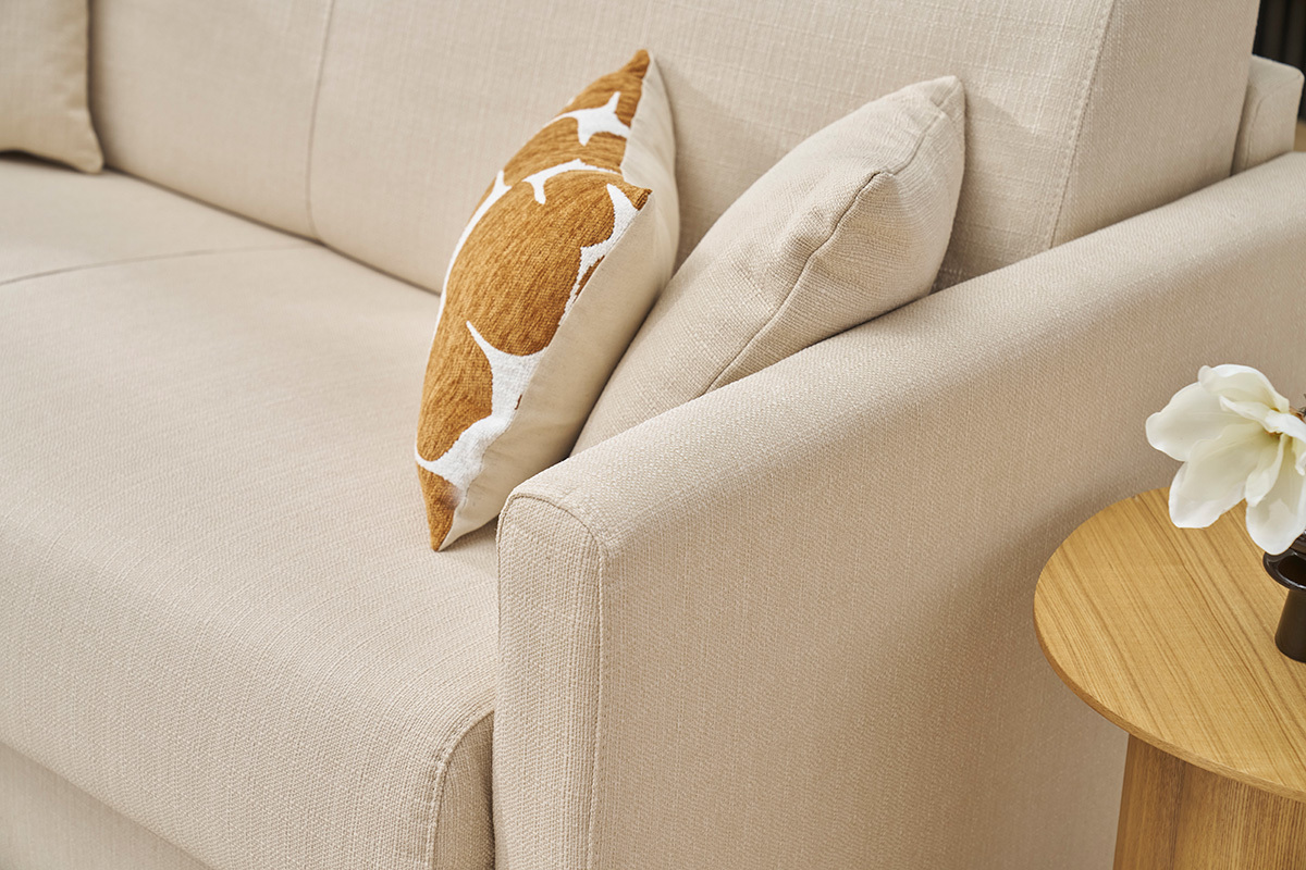 Canap convertible 3 places en tissu beige et bois clair avec matelas 13 cm SKANDY