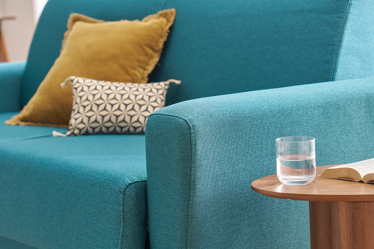 Canap� convertible 3 places en tissu bleu canard et bois clair avec matelas L140 cm 13 cm GRAHAM