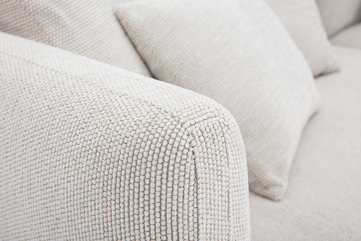 Canap design 3-4 places en tissu effet velours chenill beige clair et mtal chrom IGLESIAS