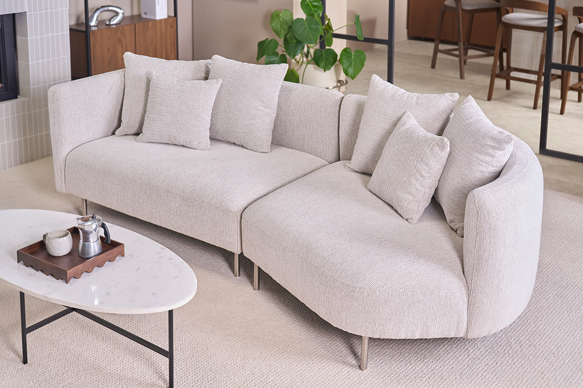 Canap� design 3-4 places en tissu effet velours chenill� beige clair et m�tal chrom� IGLESIAS