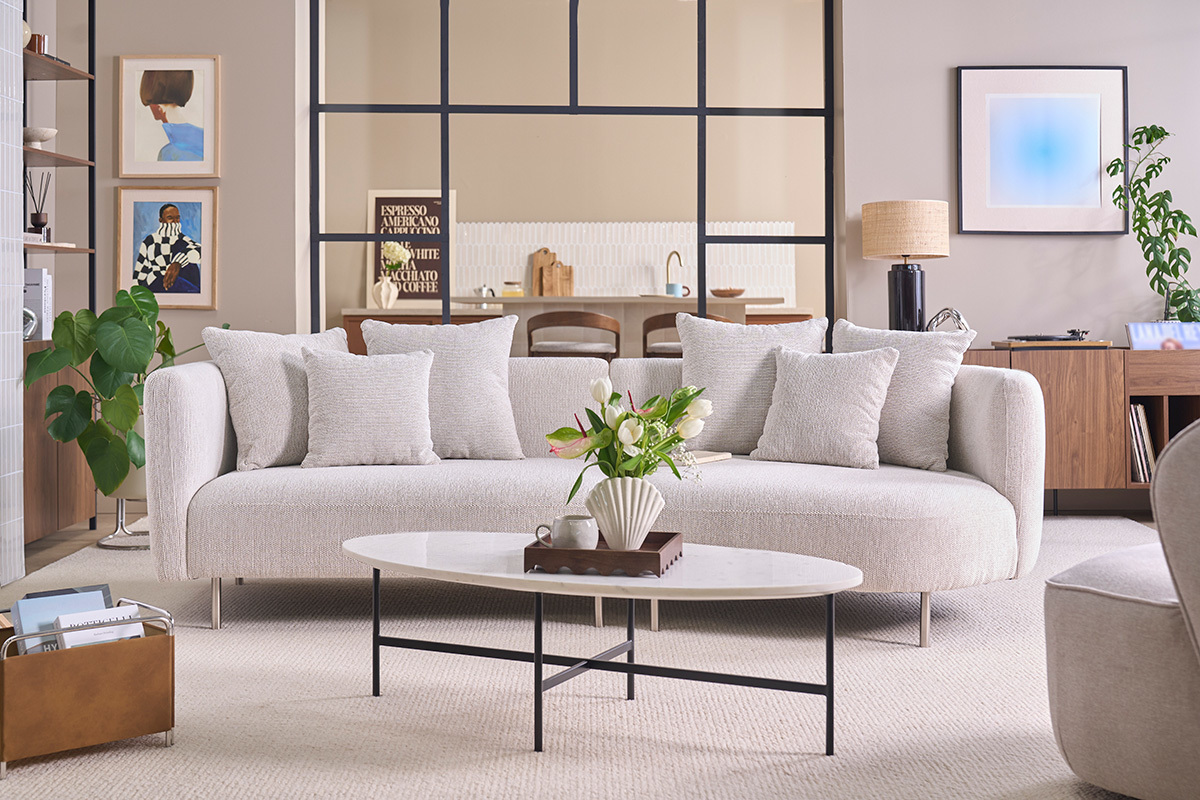Canap� design 3-4 places en tissu effet velours chenill� beige clair et m�tal chrom� IGLESIAS