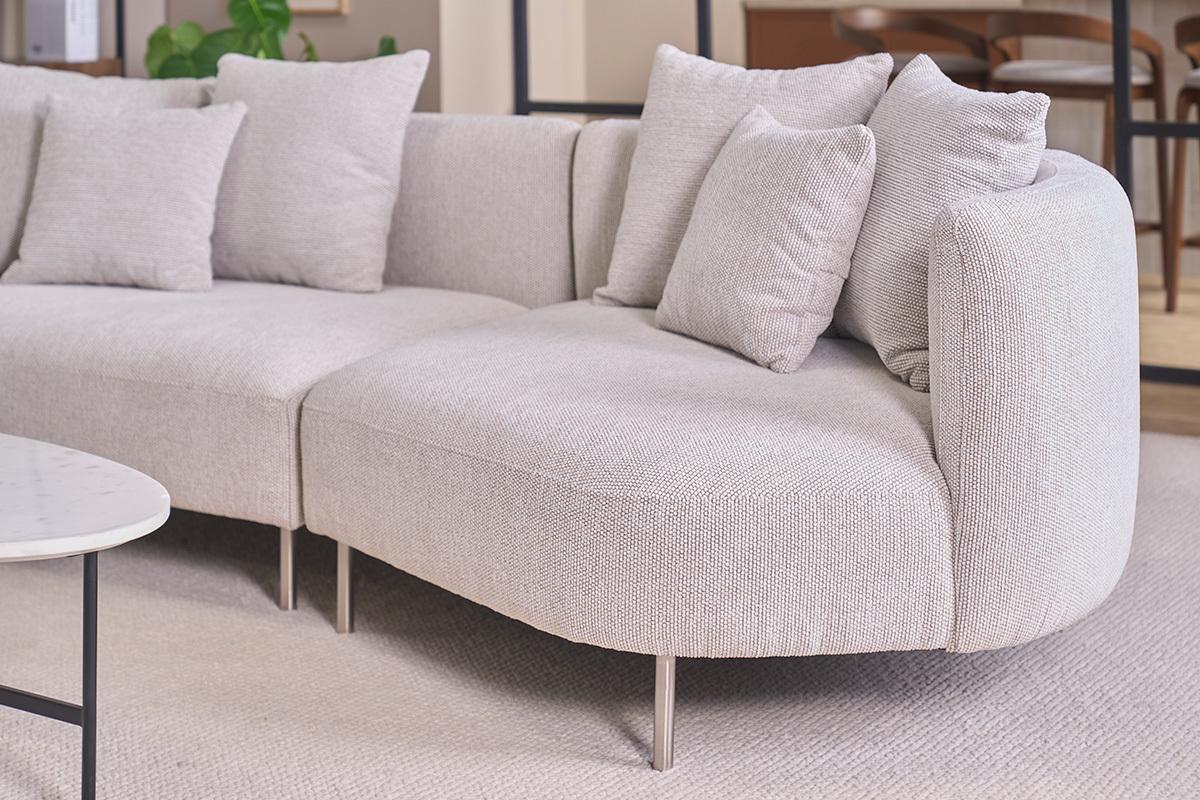 Canap� design 3-4 places en tissu effet velours chenill� beige clair et m�tal chrom� IGLESIAS