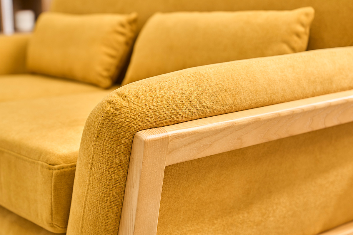 Canap� scandinave 2 places en tissu effet velours jaune moutarde et bois clair YOKO