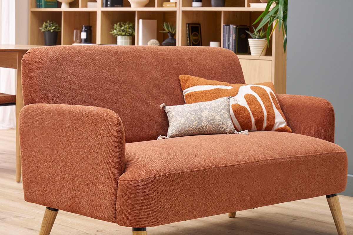 Canap scandinave 2 places en tissu effet velours textur terre brle et bois clair ISKO