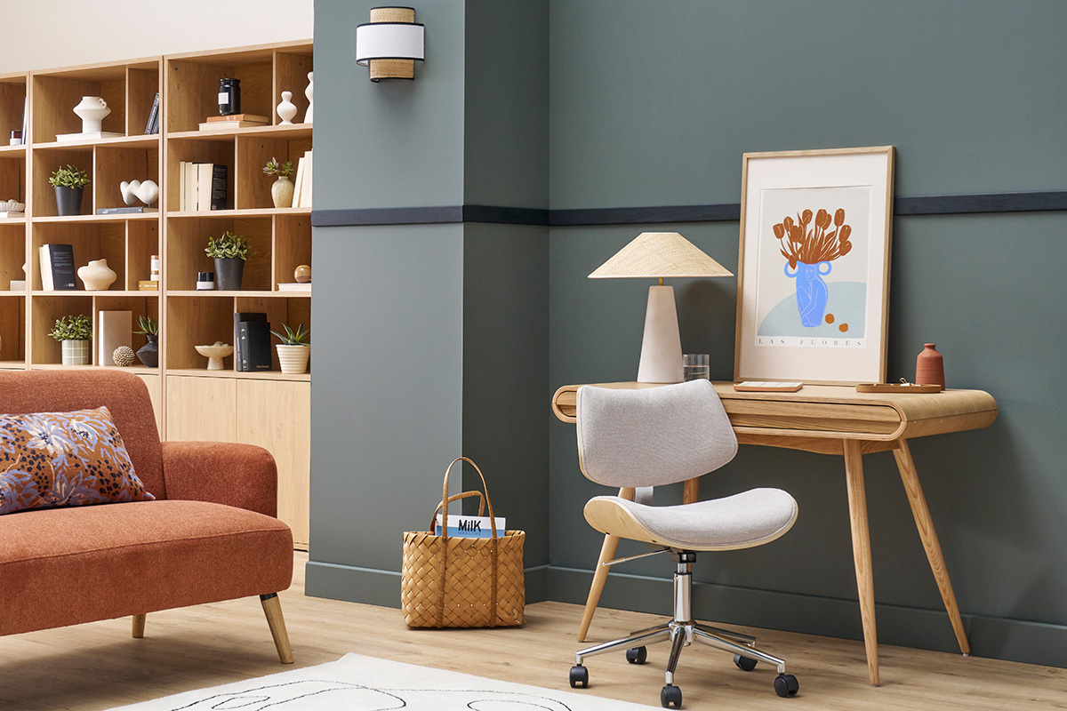 Chaise de bureau  roulettes design en tissu effet velours textur beige, bois clair chne et mtal MALMO