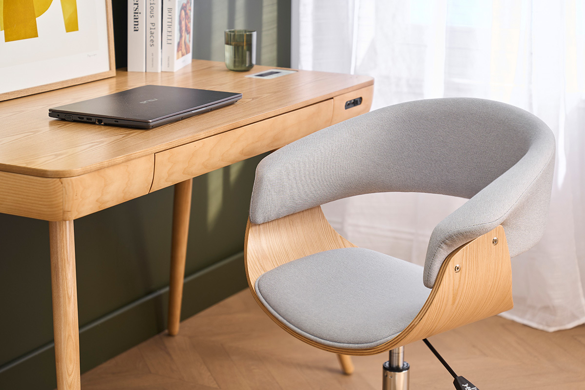 Chaise de bureau � roulettes design en tissu gris clair, bois clair et acier chrom� OKTAV