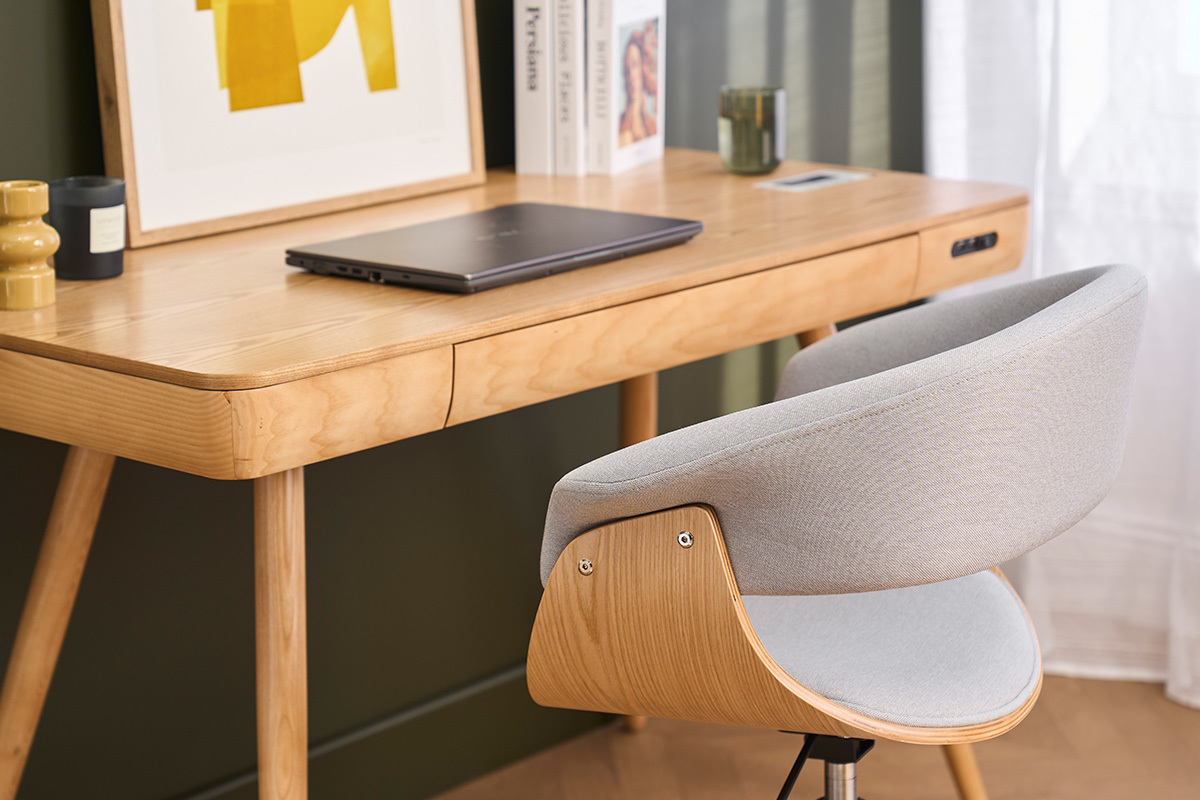 Chaise de bureau � roulettes design en tissu gris clair, bois clair et acier chrom� OKTAV