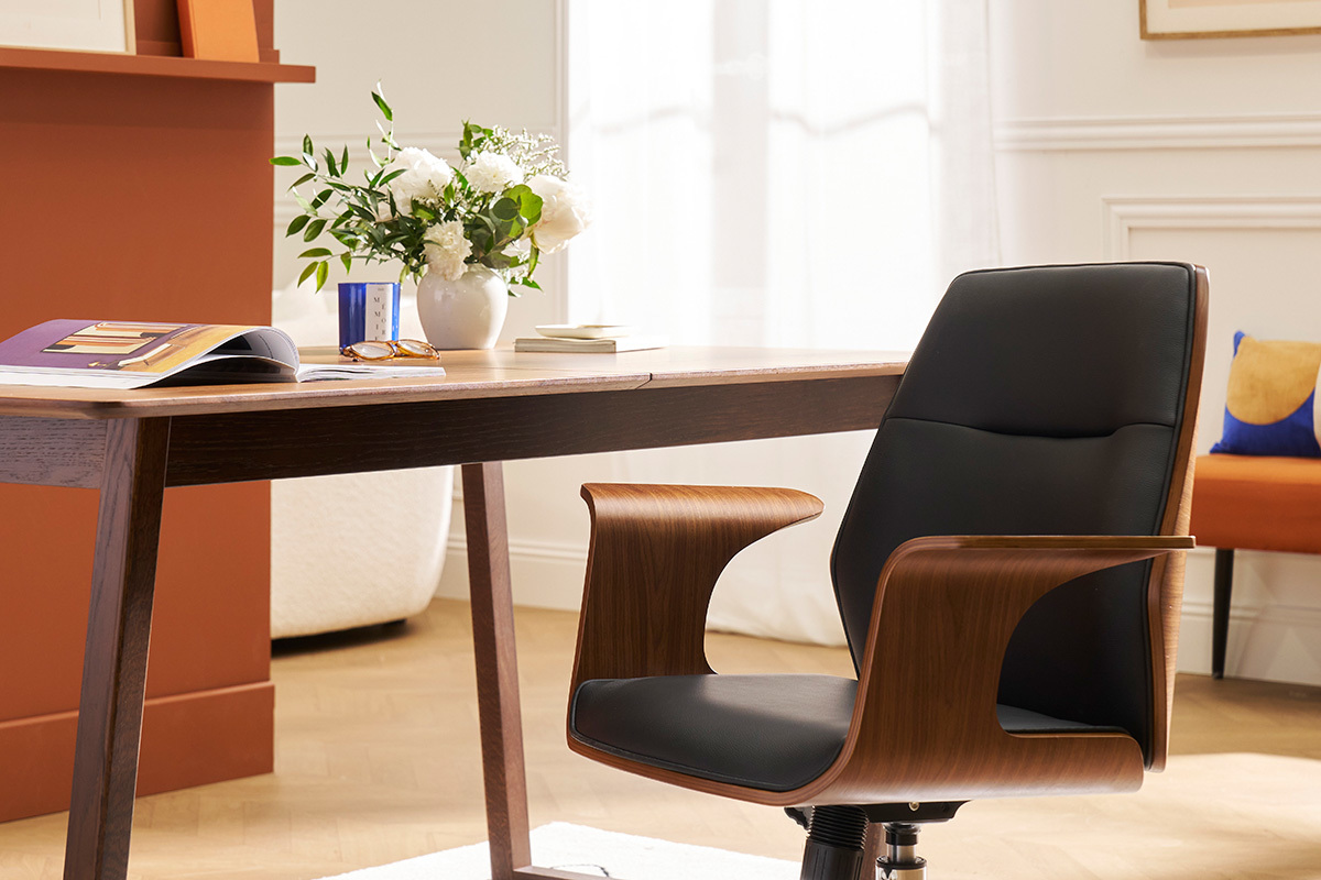 Chaise de bureau  roulettes design noir, bois fonc noyer et acier chrom RUFIN