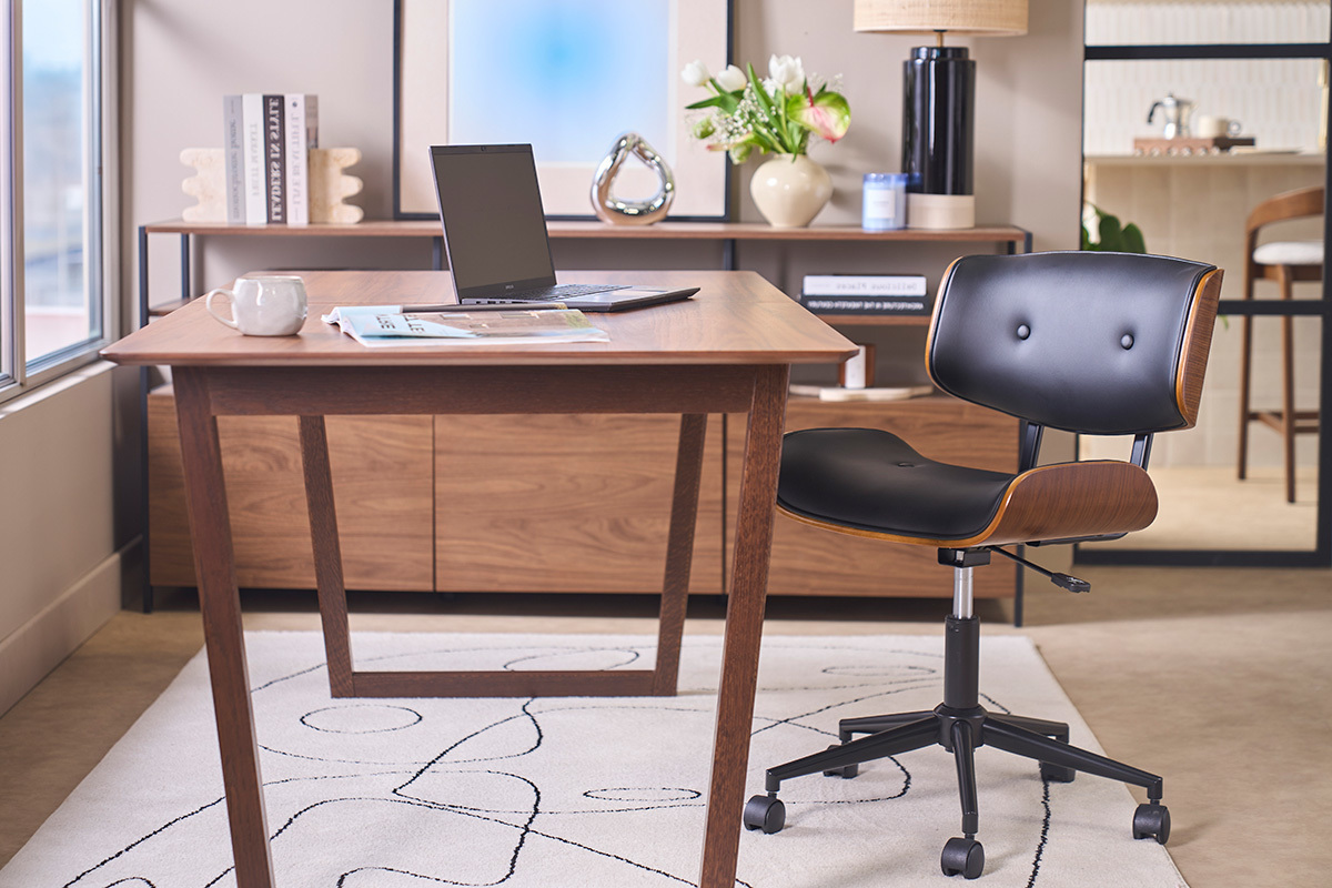 Chaise de bureau � roulettes noire et bois fonc� BASILE