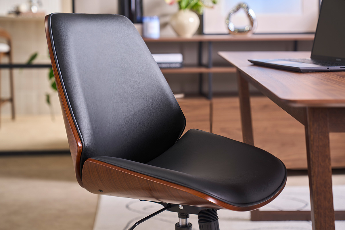 Chaise de bureau � roulettes noire et bois fonc� DOUGLAS