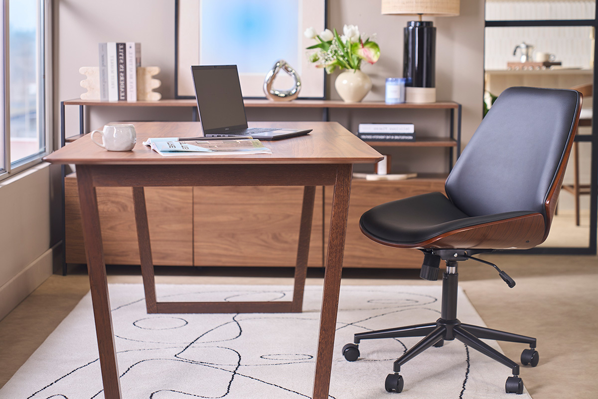 Chaise de bureau � roulettes noire et bois fonc� DOUGLAS
