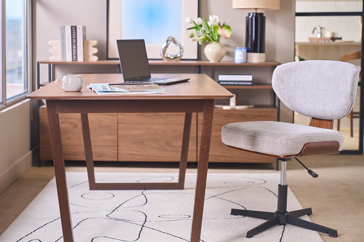 Chaise de bureau en tissu effet velours textur� beige et bois fonc� noyer HANZ
