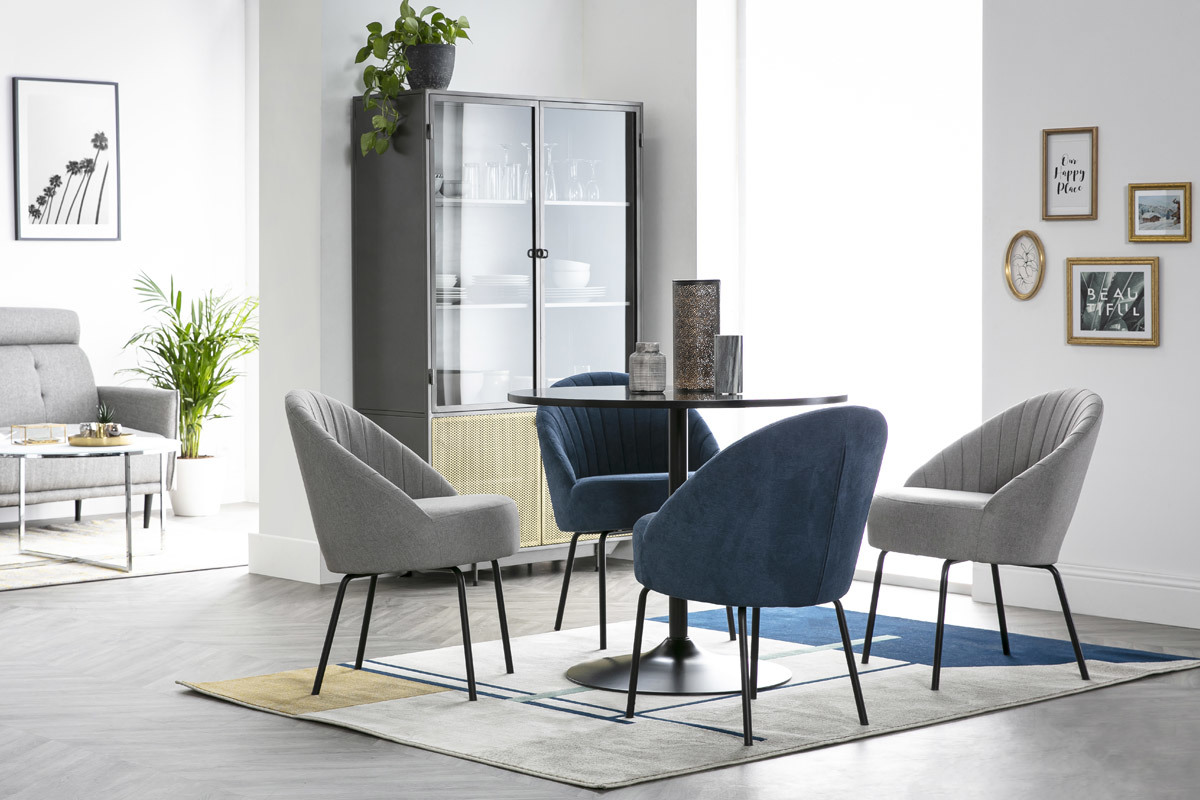 Chaise design effet velours bleu et m�tal noir IZAAC