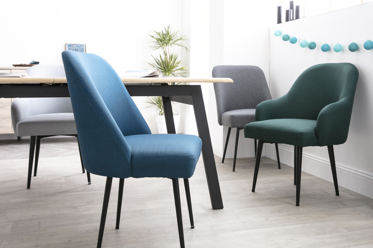 Chaise design en tissu bleu canard et pieds m�tal noir LOV