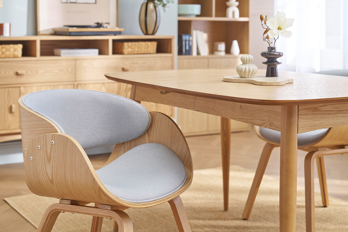 Chaise design en tissu gris et bois clair BENT