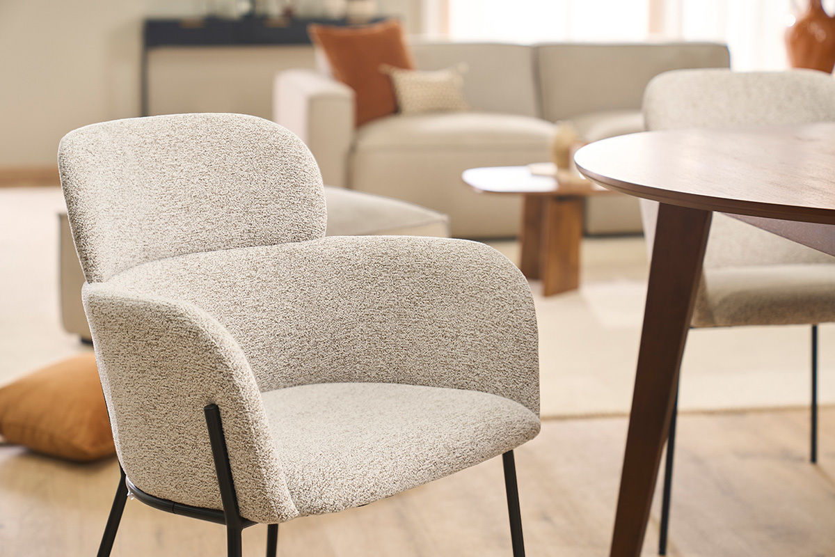 Chaise design en tissu velours chenille beige et m�tal noir TULUM