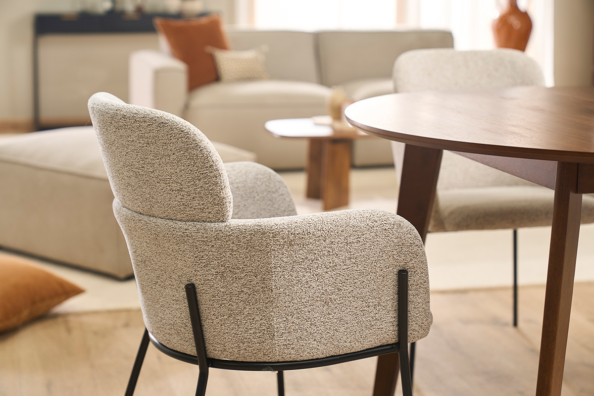 Chaise design en tissu velours chenille beige et m�tal noir TULUM
