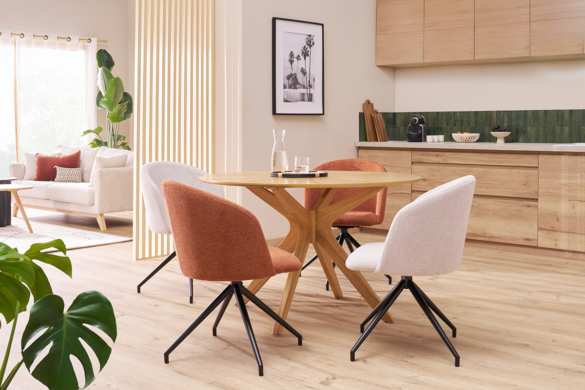 Chaise design pivotante 360� en tissu effet velours textur� beige et m�tal noir VANITY