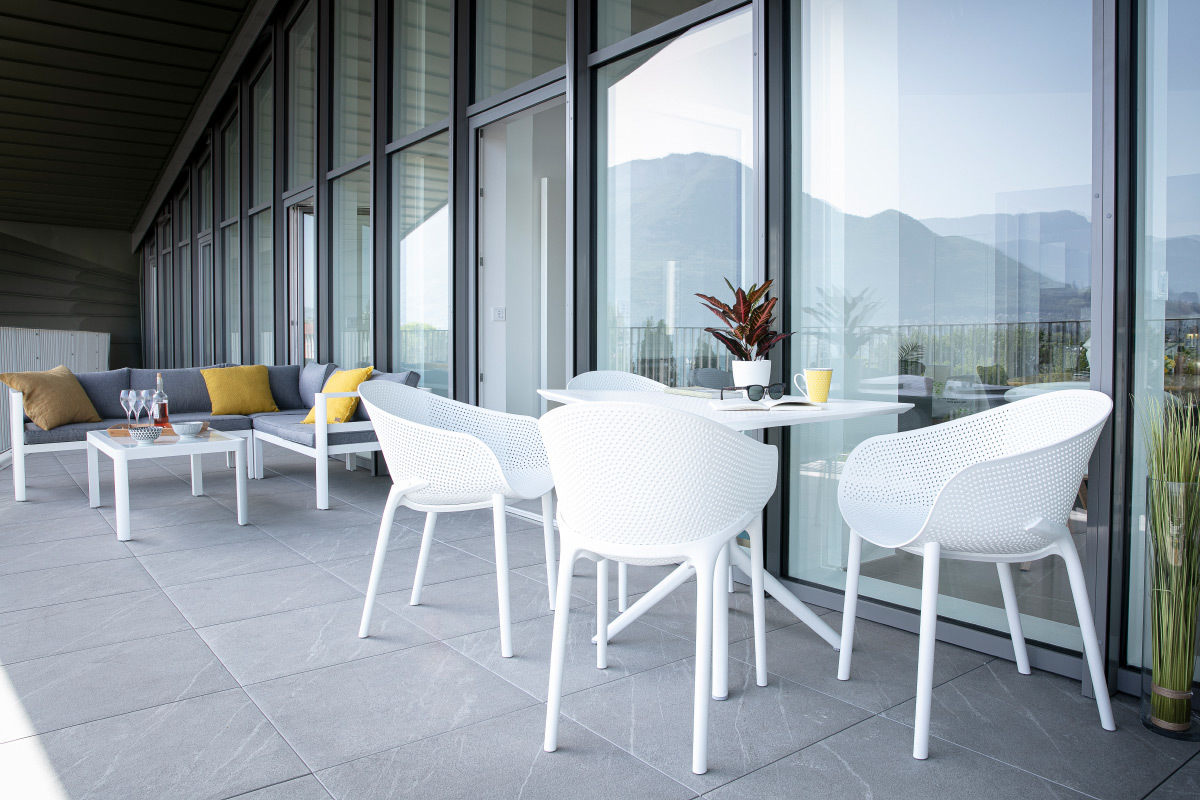 Chaises design empilables blanches int�rieur / ext�rieur (lot de 4) OSKOL