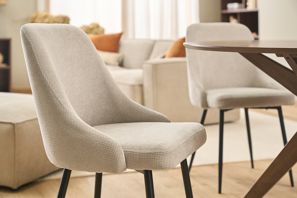 Chaises en tissu chenille beige et m�tal noir (lot de 2) HASTA