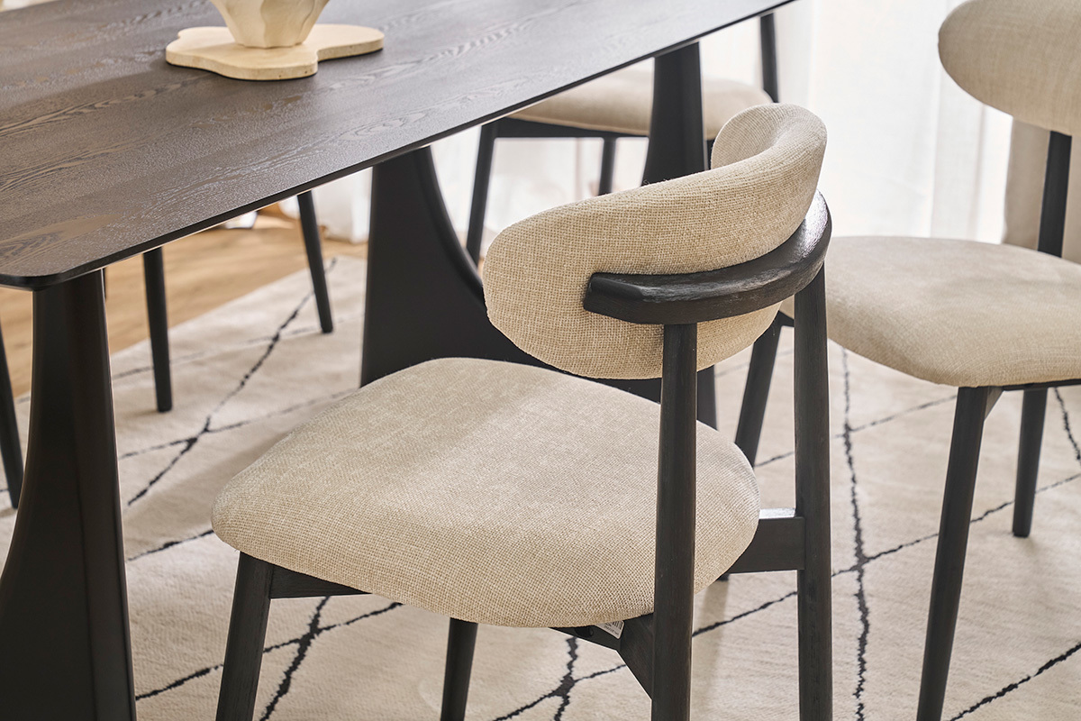 Chaises en tissu effet velours textur� beige et bois noir (lot de 2) SIAME