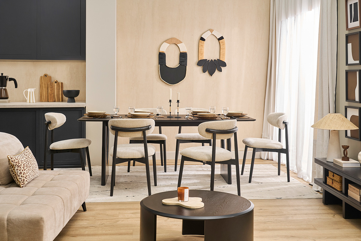 Chaises en tissu effet velours textur� beige et bois noir (lot de 2) SIAME