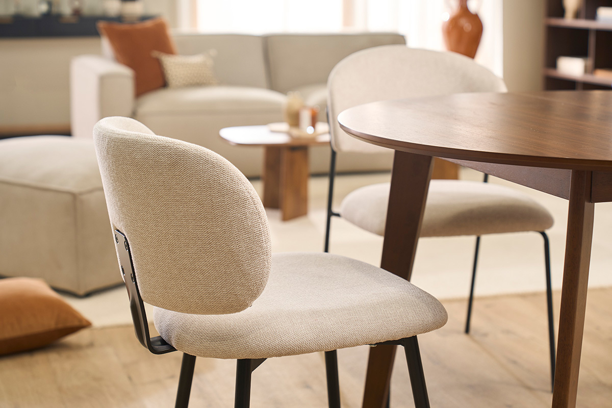 Chaises en tissu effet velours textur� beige et m�tal noir (lot de 2) ATRIUM
