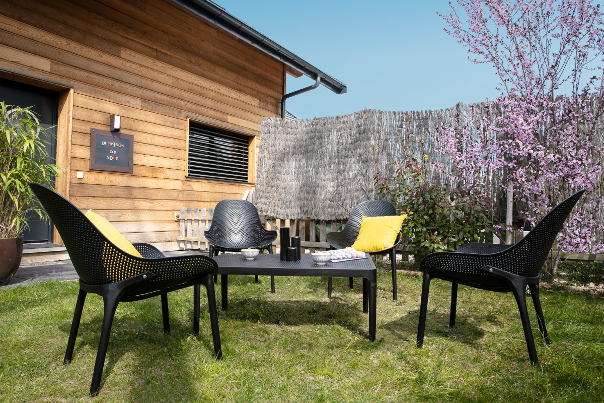 Chaises lounge empilables noires int�rieur / ext�rieur (lot de 4) OSKOL
