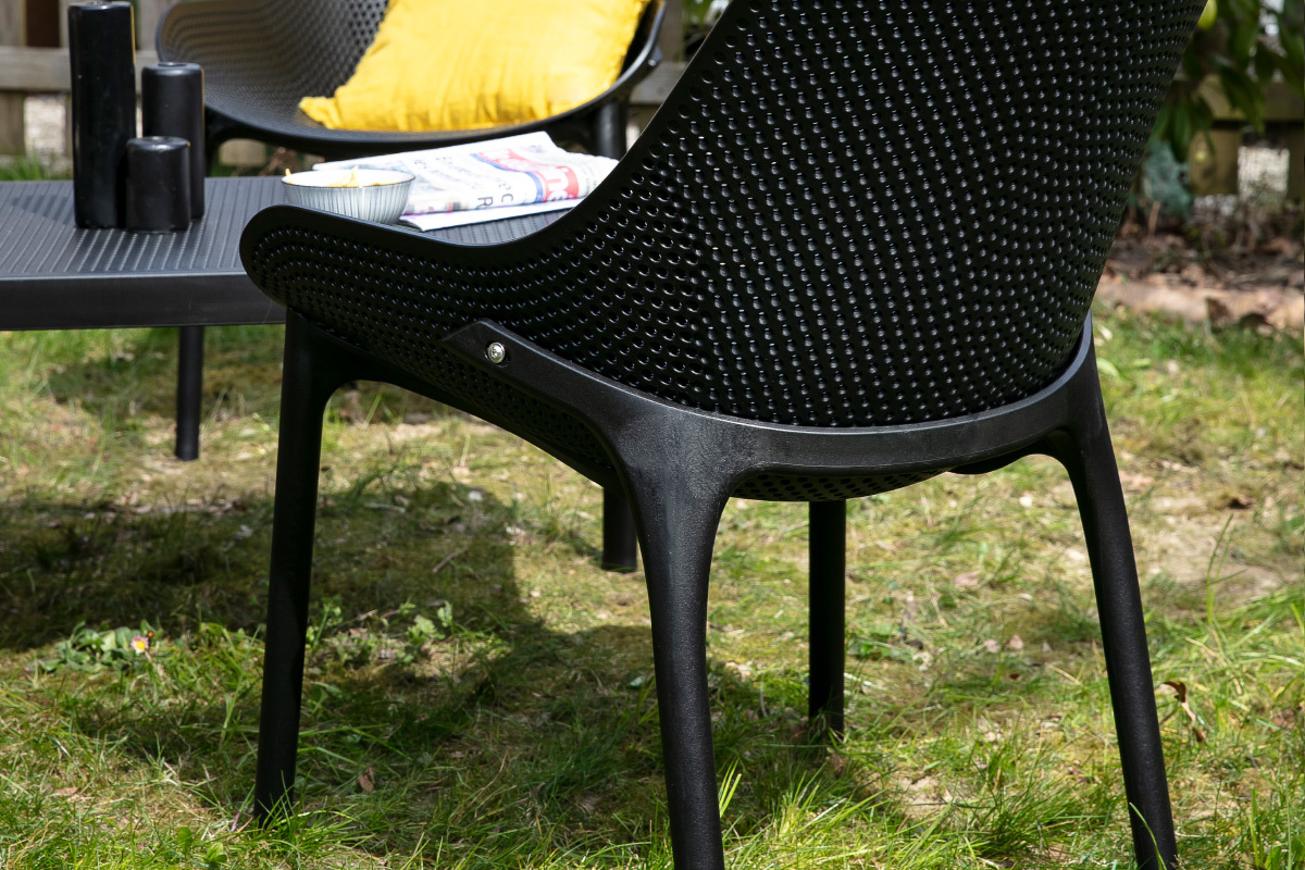 Chaises lounge empilables noires int�rieur / ext�rieur (lot de 4) OSKOL