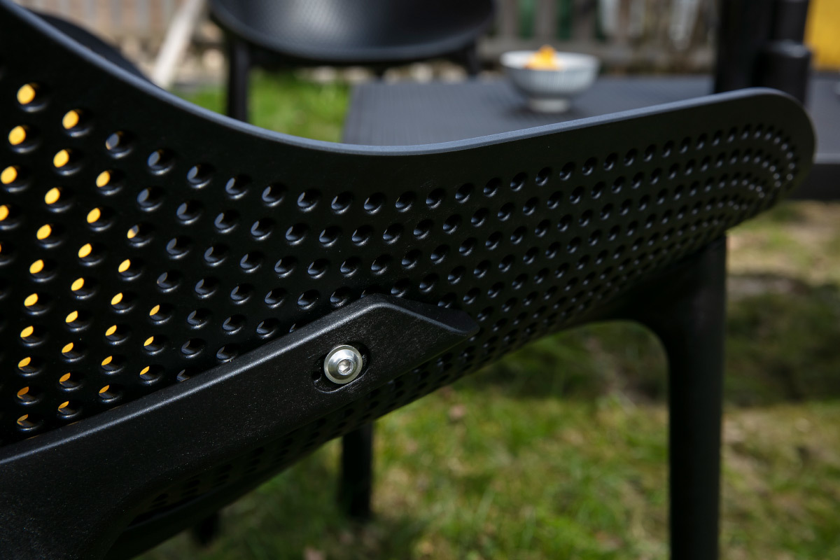 Chaises lounge empilables noires int�rieur / ext�rieur (lot de 4) OSKOL