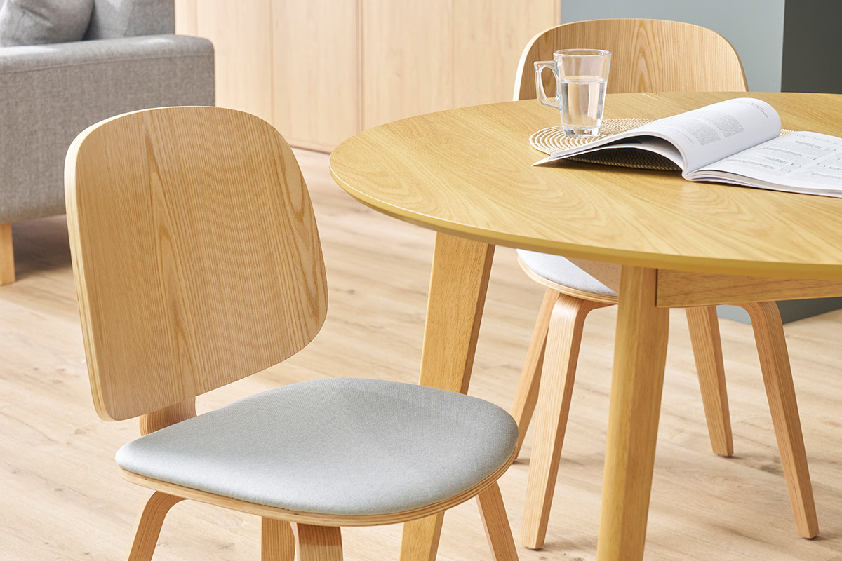 Chaises scandinaves en bois clair et tissu gris clair (lot de 2) BECK