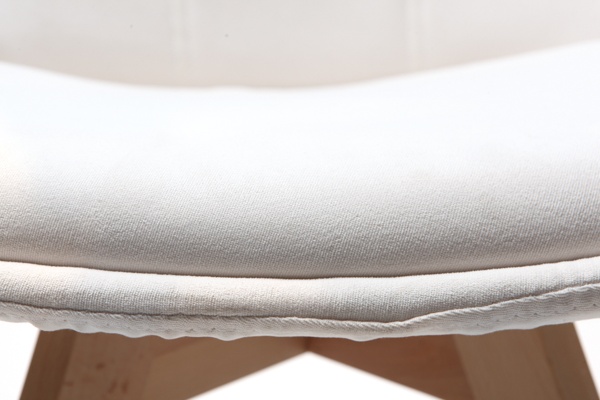 Chaises scandinaves en tissu blanc cass� et bois clair massif (lot de 2) MATILDE