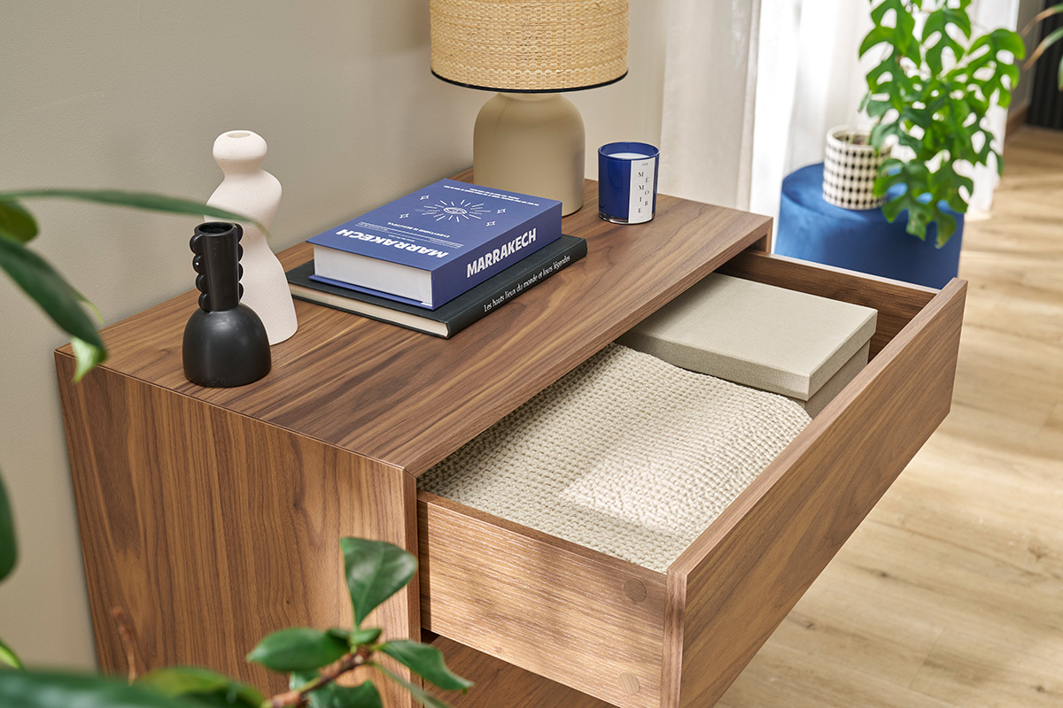 Commode vintage en bois fonc� noyer et m�tal noir 3 tiroirs L81 cm MANNY