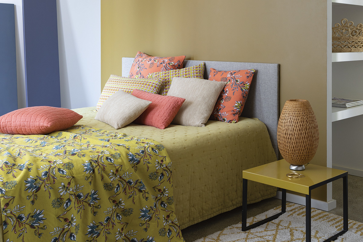 Coussin imprim� fleurs couleur corail 60 x 60 cm GILIA