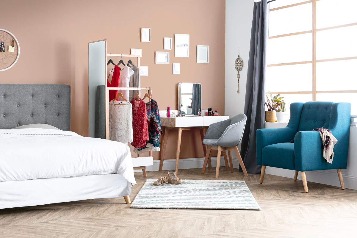 Fauteuil capitonn en tissu bleu canard et bois clair BRIGHTON