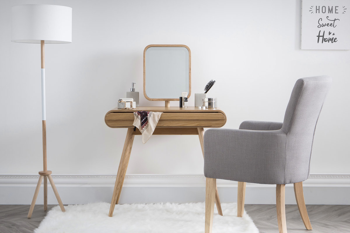 Fauteuil classique en tissu gris clair et bois clair massif LAZARRE