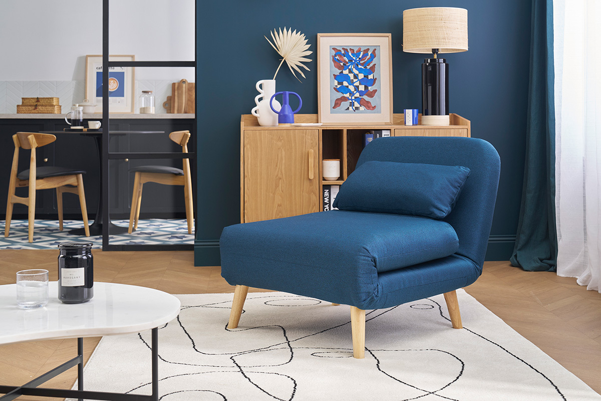 Fauteuil convertible scandinave en tissu bleu fonc et bois clair AMIKO