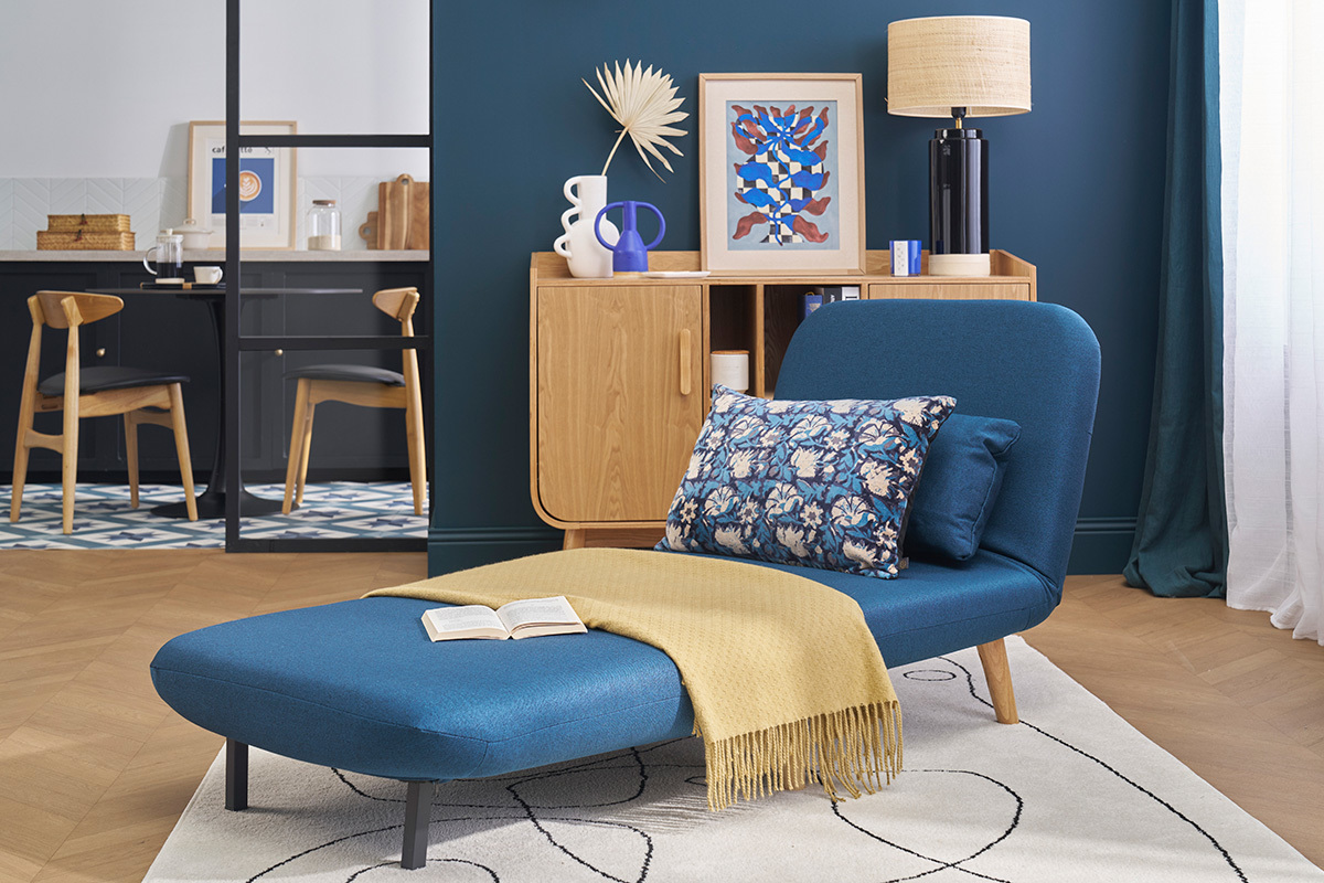 Fauteuil convertible scandinave en tissu bleu fonc et bois clair AMIKO