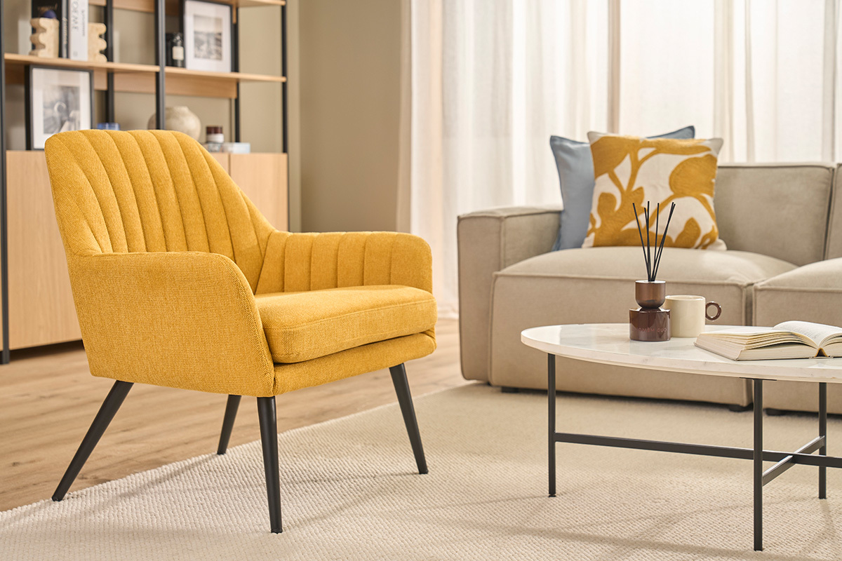 Fauteuil design en tissu effet velours textur� jaune moutarde et m�tal noir GASTON
