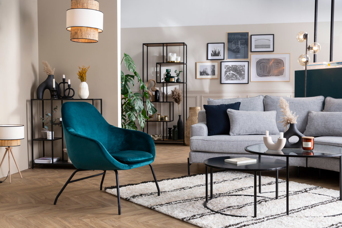 Fauteuil design en tissu velours bleu ptrole et mtal noir MAYNE