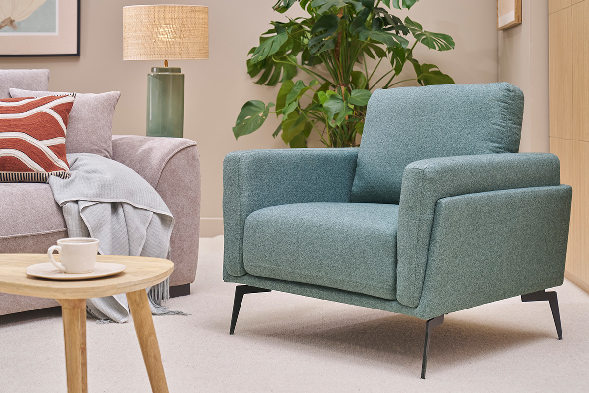 Fauteuil design en tissu vert de gris et m�tal noir MOSCO