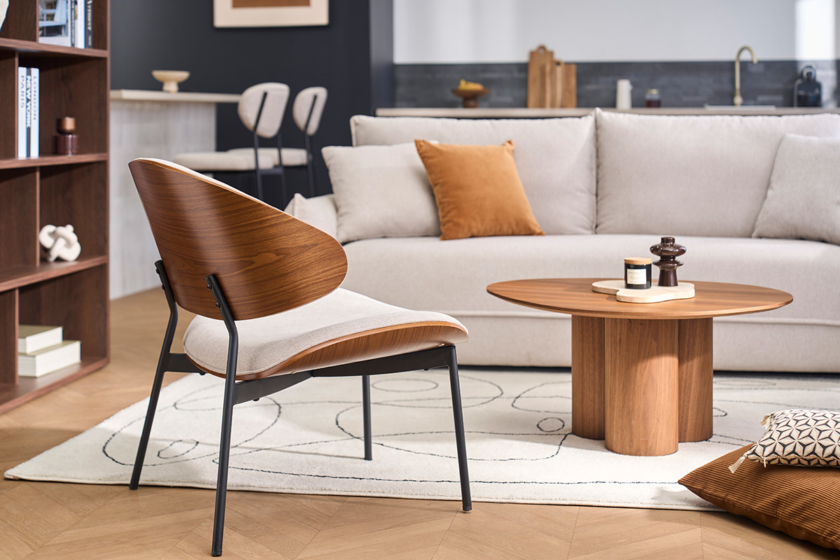 Fauteuil en tissu effet velours textur� beige, bois fonc� et m�tal noir FABULO