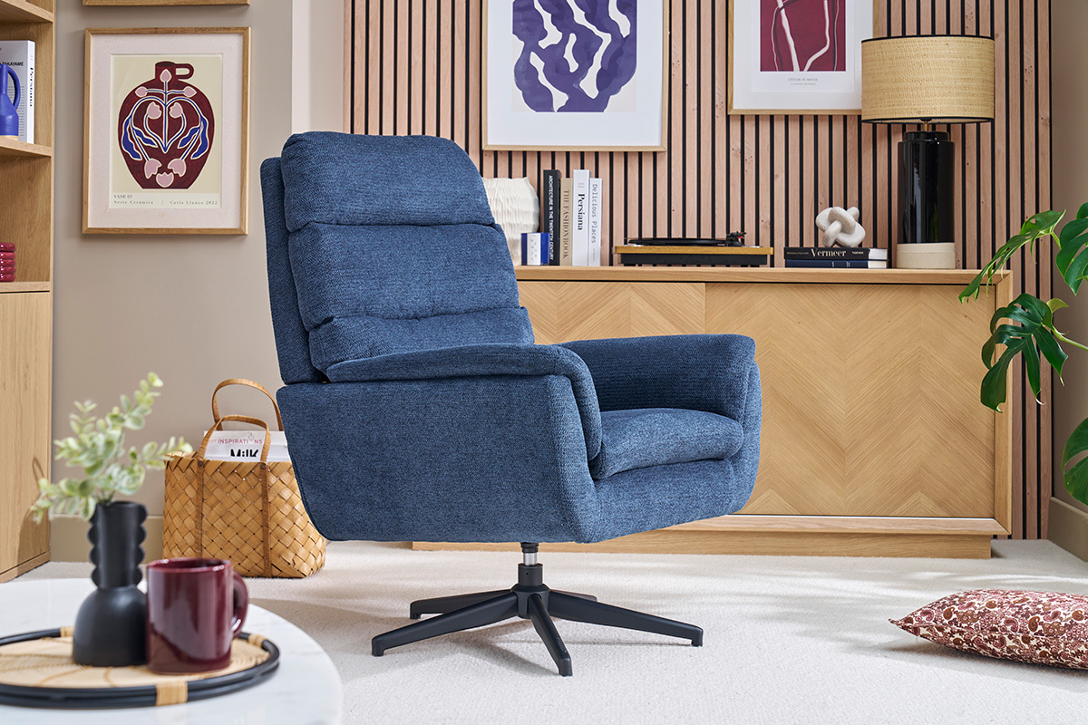 Fauteuil pivotant en tissu chenille bleu fonc� et m�tal noir JONAH
