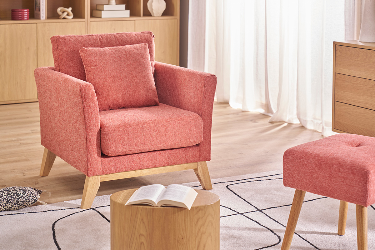 Fauteuil scandinave d�houssable en tissu effet velours textur� terracotta et bois clair OSLO